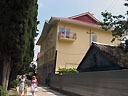 улица, балкон, забор, кипарис