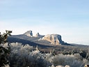 Разрозненные горы снег, елки, чистое небо