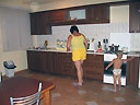 Удобная кухня столик, плита, микроволновка