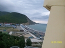 До пляжа совсем ничего пляж, гора, море, здания, деревья