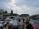 У рынка и пиццерии дорога, машины, пиццерия, рынок, люди