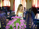 В столовой цветы, стулья, шторы