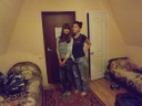 В комнате дети, кровать, дверь
