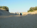 Дорога к морю песок, отдыхающие, небо