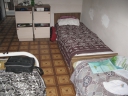 Комната кровати, тумбы