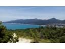 Бескрайнее море море, дорога, деревья, горы