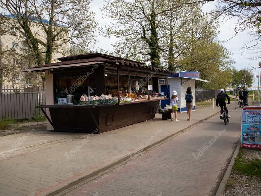 придорожный ларек со сладостями в Архипо-Осиповке