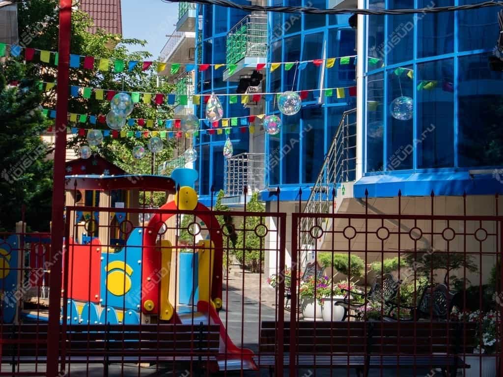 Гостиница Мечта в Дивноморском, вид на детскую площадку через забор