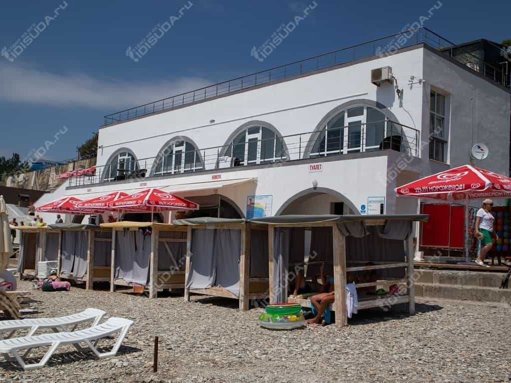 административное здание с туалетом и крытые лежаки на пляже санатория Факел в Дивномосрком