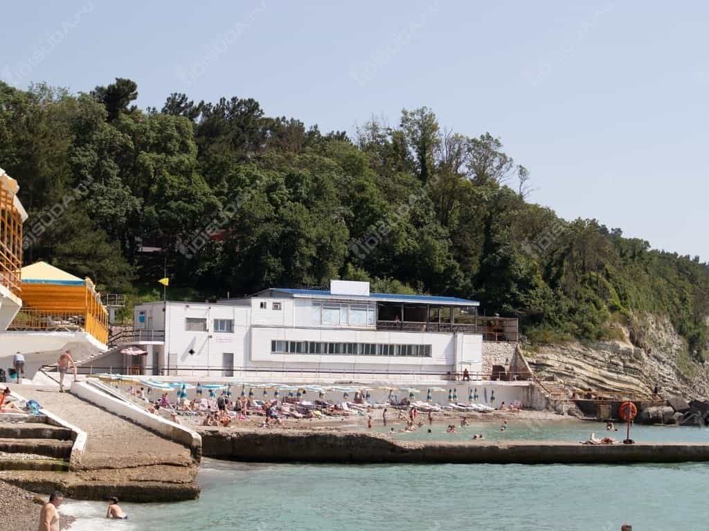 Административное здание и волнорез на пляже санатория Голубая даль в Дивноморcком