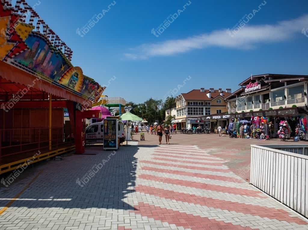 Центральная набережная с лотками, палатками и скамейками в Дивноморске