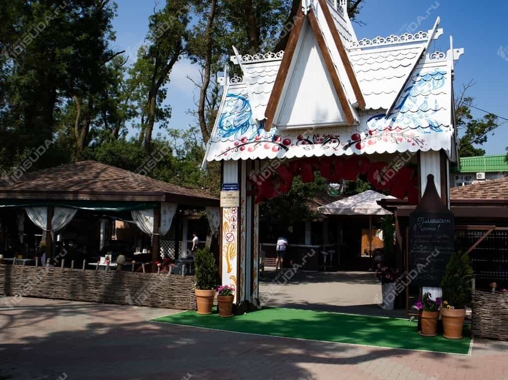 Кафе Хуторок на набережное в Дивноморске, входная группа и территория