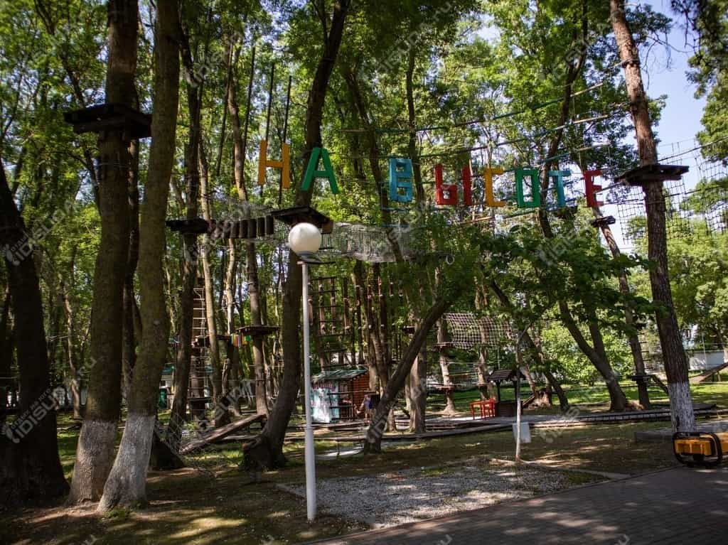 Веревочный парк «На высоте» в Дивноморском, вывеска, входная группа