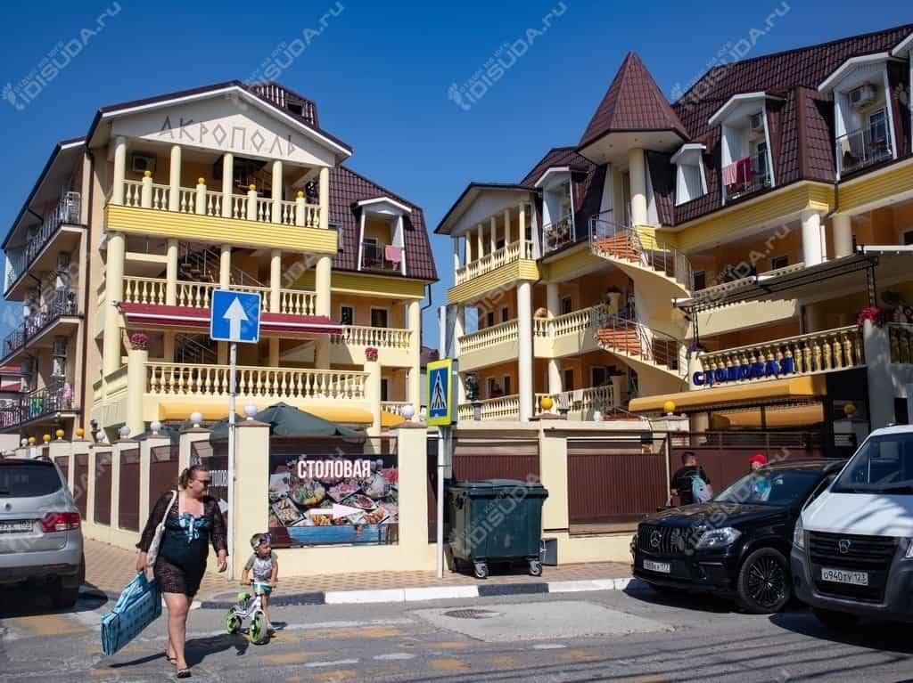 Столовая Акрополь в Дивноморском, главный вход, вид со стороны улицы
