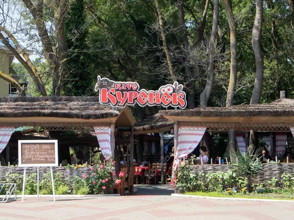 Кафе Куренек в Дивноморском, вид со стороны входа