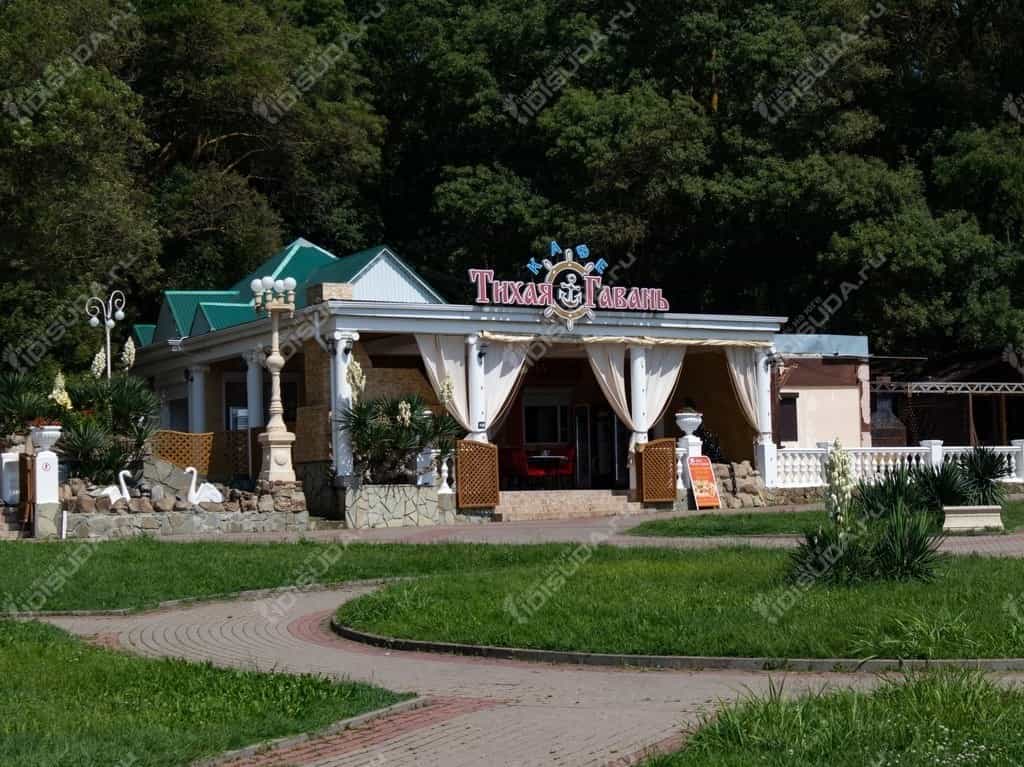 Кафе Тихая гавань в Дивноморском, зеленый газон перед главных входом, фигурная вывеска