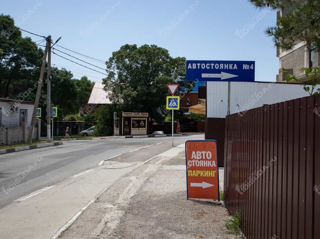 Автостоянка №4, главный въезд в паркинг в Дивноморском