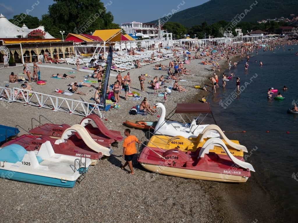 центральный пляж в Кабардинке, отдыхающие, дети, катамараны, море