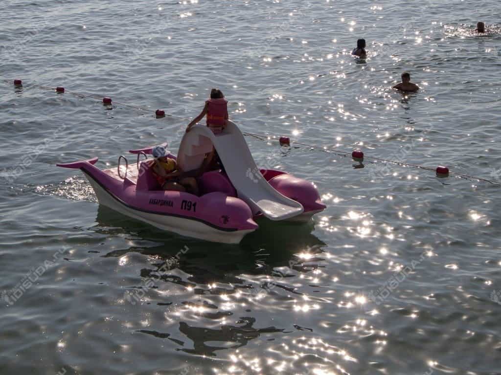море в Кабардинке, катание на катамаране, дети, буйки, купающиеся