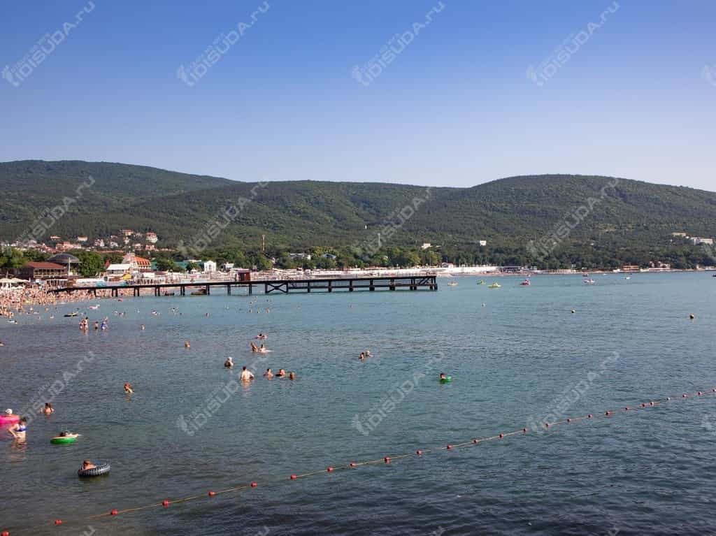 море в Кабардинке, вид со стороны набережной на бухту, пирс, туристы
