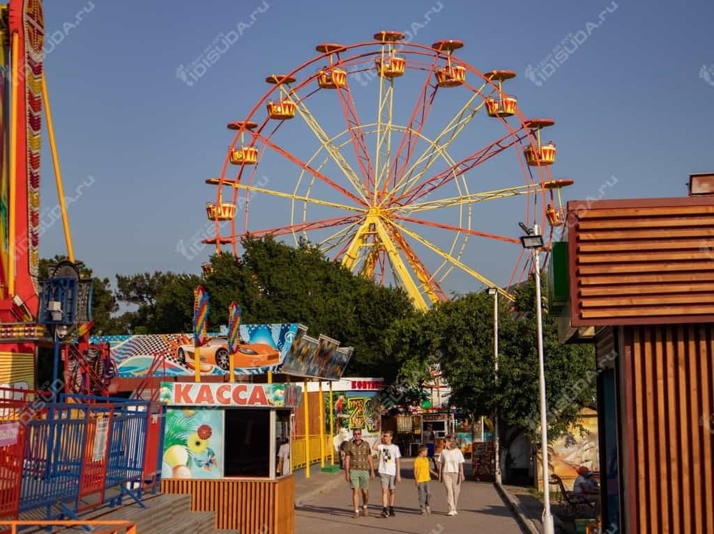 Парк аттракционов в Кабардинке, карусели, гонки, животные
