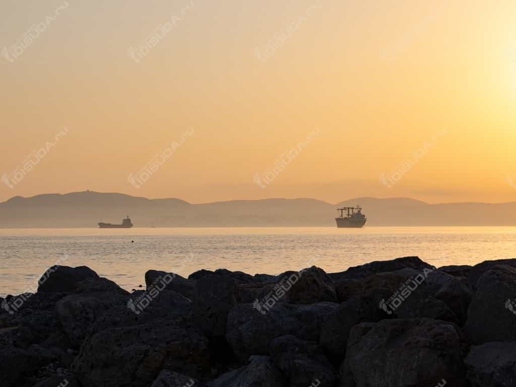 Закат на пляже в Кабардинке, валуны, море, корабли