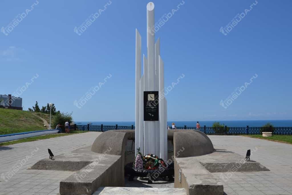 Памятник адмиралу Нахимову на мысе Дооб в Кабардинке, венок, скульптурная группа