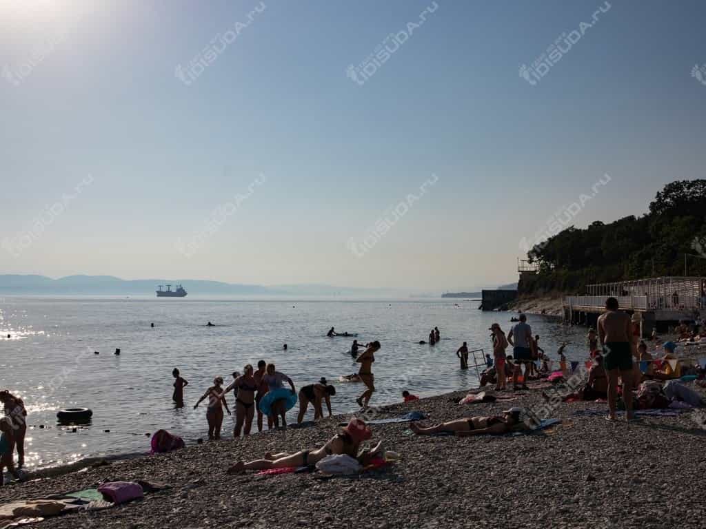 Отдыхающие на пляже в Кабардинке
