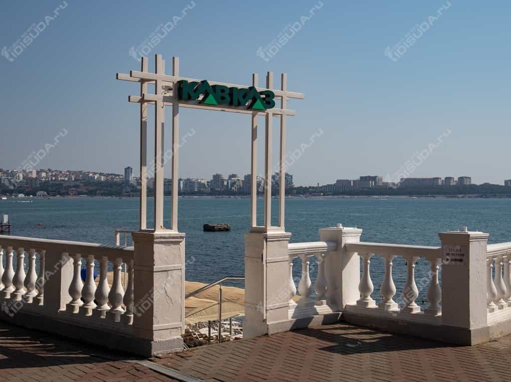 пляж пансионата Кавказ в Геленджике, центральный вход, вид со стороны набережной