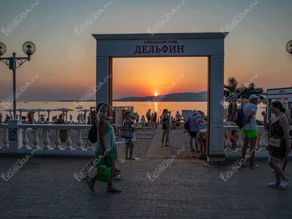 центральный вход на городской пляж Дельфин в Геленджике, вид на пляж со стороны набережной