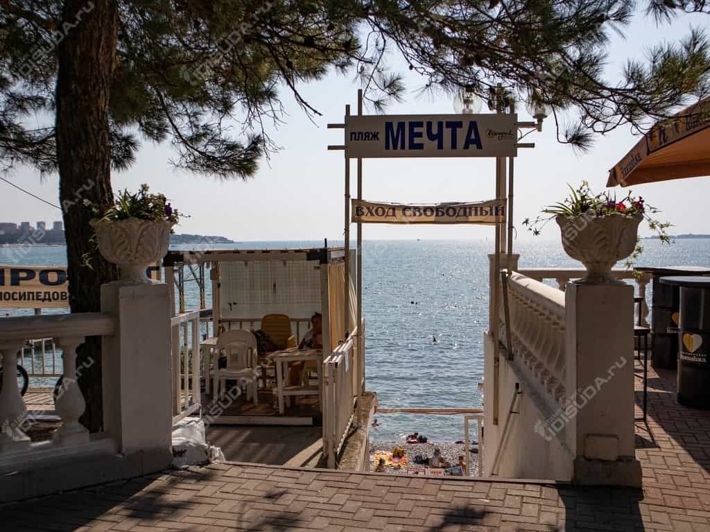 галечный пляж Мечта в Геленджике, центральный вход, вид со стороны набережной