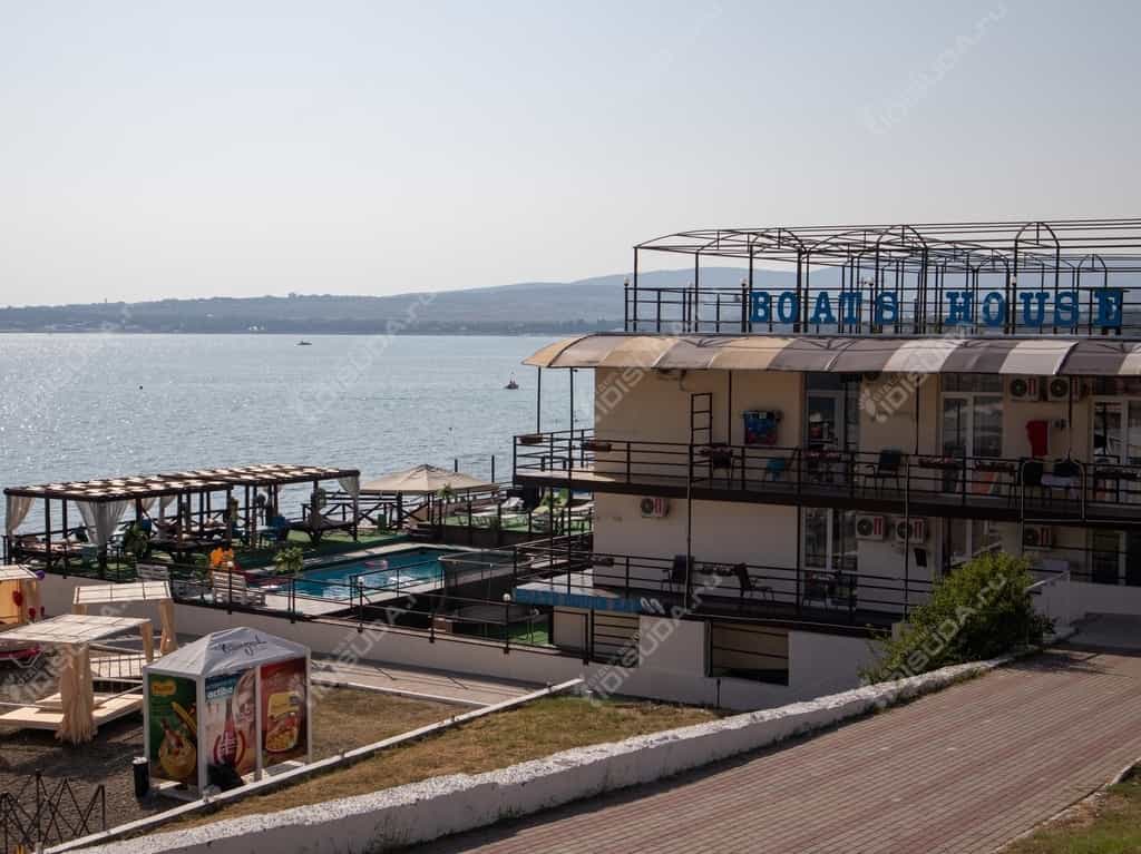 пляж при Boats House в Геленджике, кабинки для переодевания, вид со стороны набережной