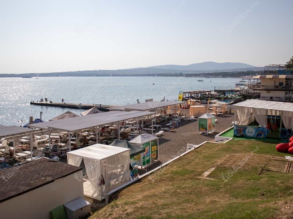 пляж при Boats House в Геленджике, крытые лежаки, кабинки для переодевания, вид со стороны набережной