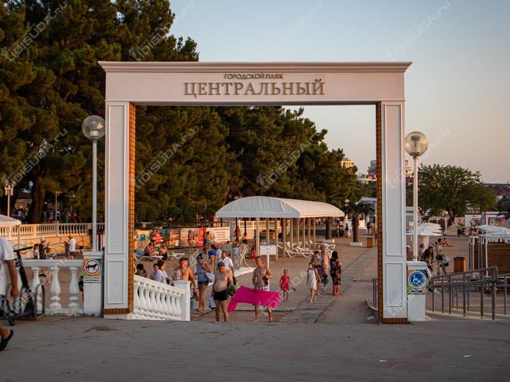 центральный городской пляж Геленджика, главный вход