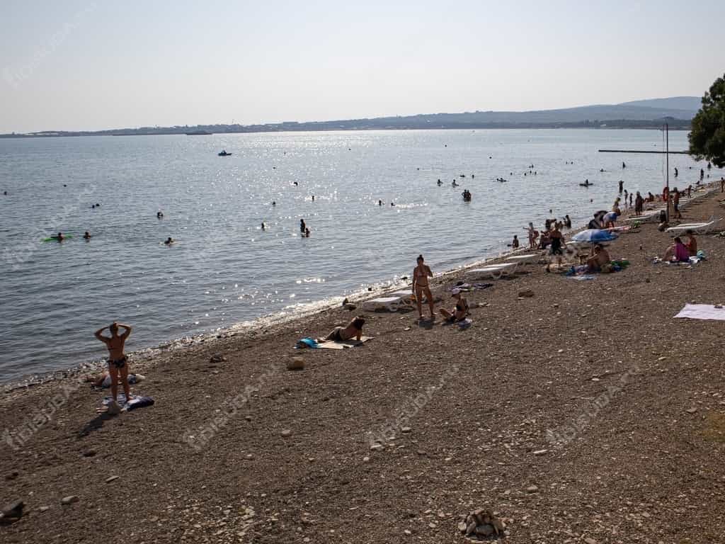 городской пляж в Геленджике, туристы на пляже и в море