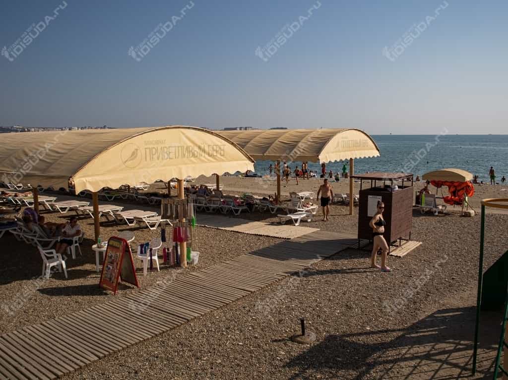 крытые лежаки, кабинки для переодевания, дорожки, вход к морю на пляже пансионата Приветливый берег в Геленджике