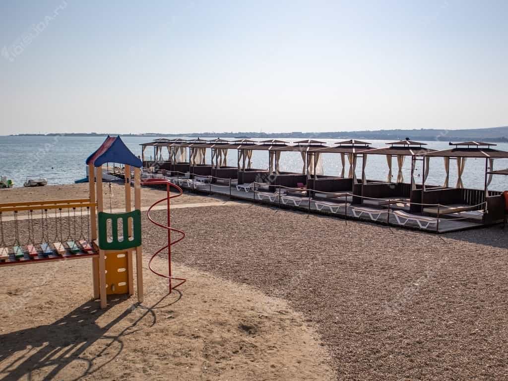 крытые лежаки, детские развлечения на пляже пансионата Приветливый берег в Геленджике