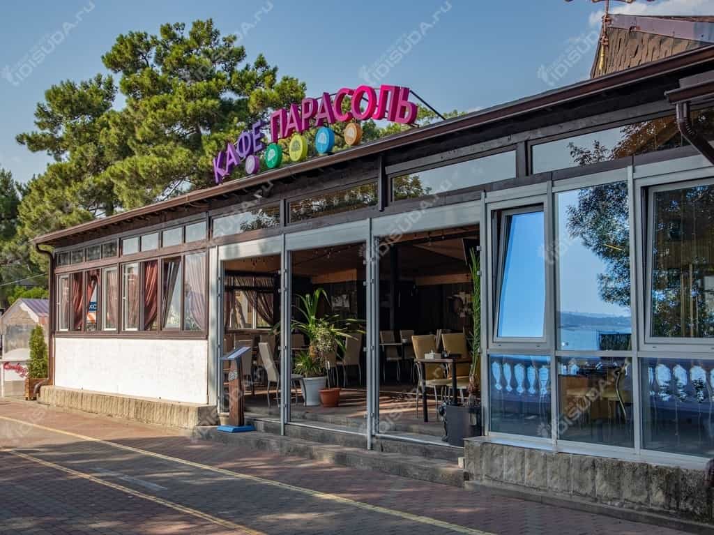 Парасоль - кафе в Геленджике, центральный вход, столы и стулья