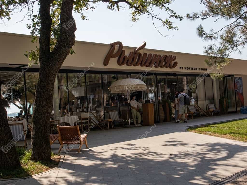 Рыбинск - ресторан в Геленджике, главный вход, вывеска, туристы снаружи