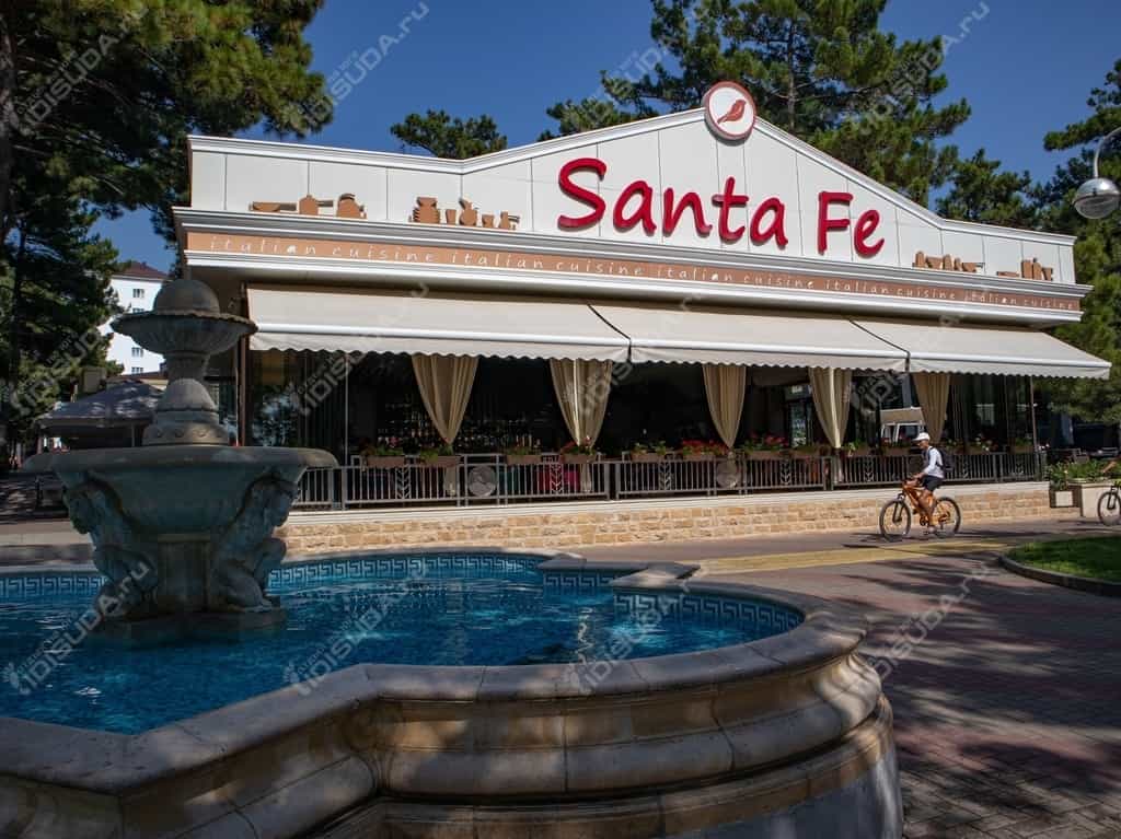 Santa Fe - ресторан итальянской кухни в Геленджике, общий вид, фонтан перед рестораном, вывеска