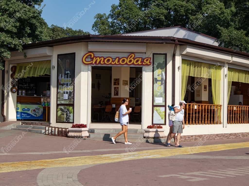 Столовая в Геленджике, центральный вход, туристы перед входом