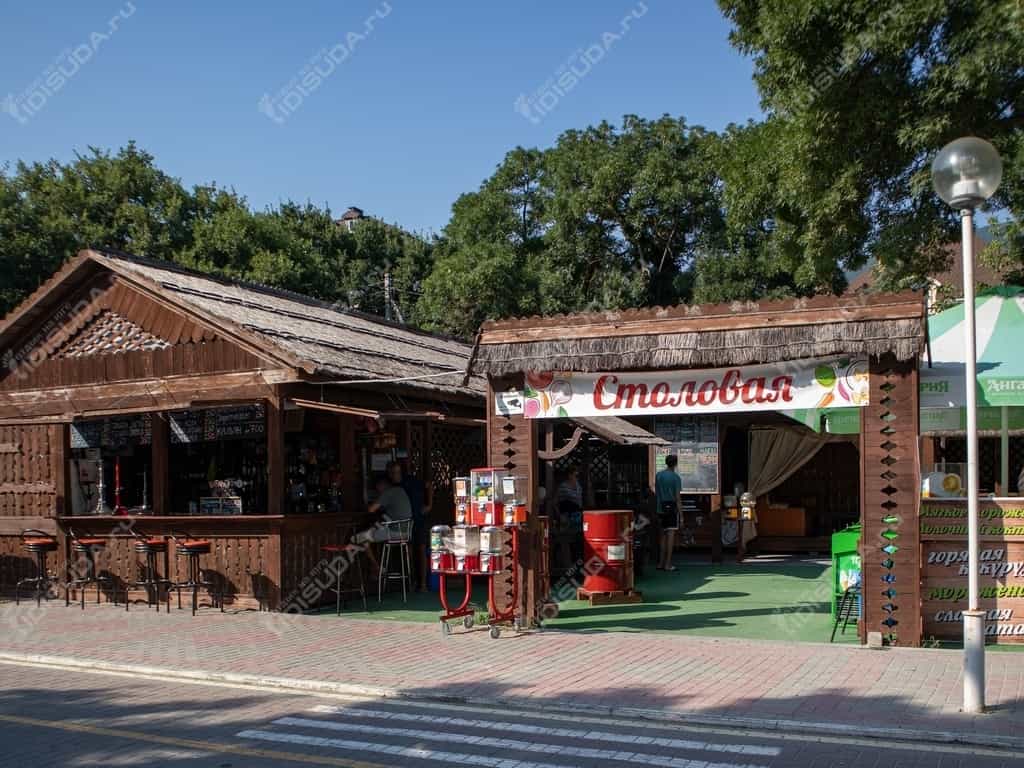 Столовая в Геленджике, центральный вход, барная стойка, стулья