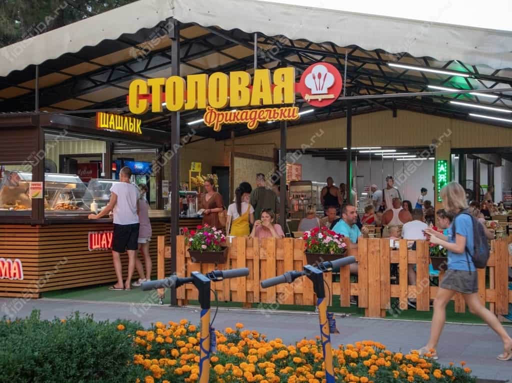 Столовая Фрикадельки в Геленджике, шашлык, шаурма, столики, посетители