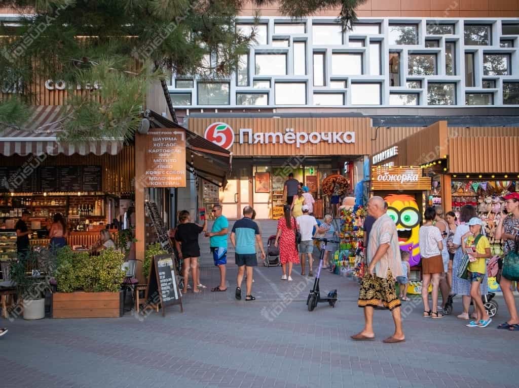 Пятерочка- магазин в Геленджике, вывеска, главный вход