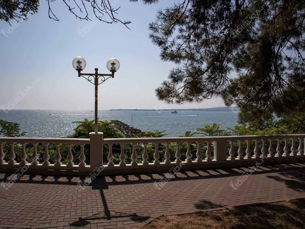 Набережная в Геленджике, фонари, хвойные деревья, море