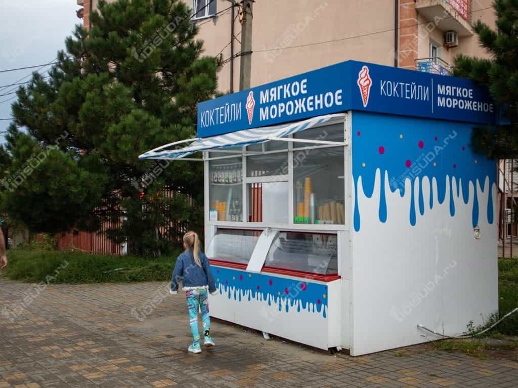 Мягкое мороженое для детей на набережной в Джубге