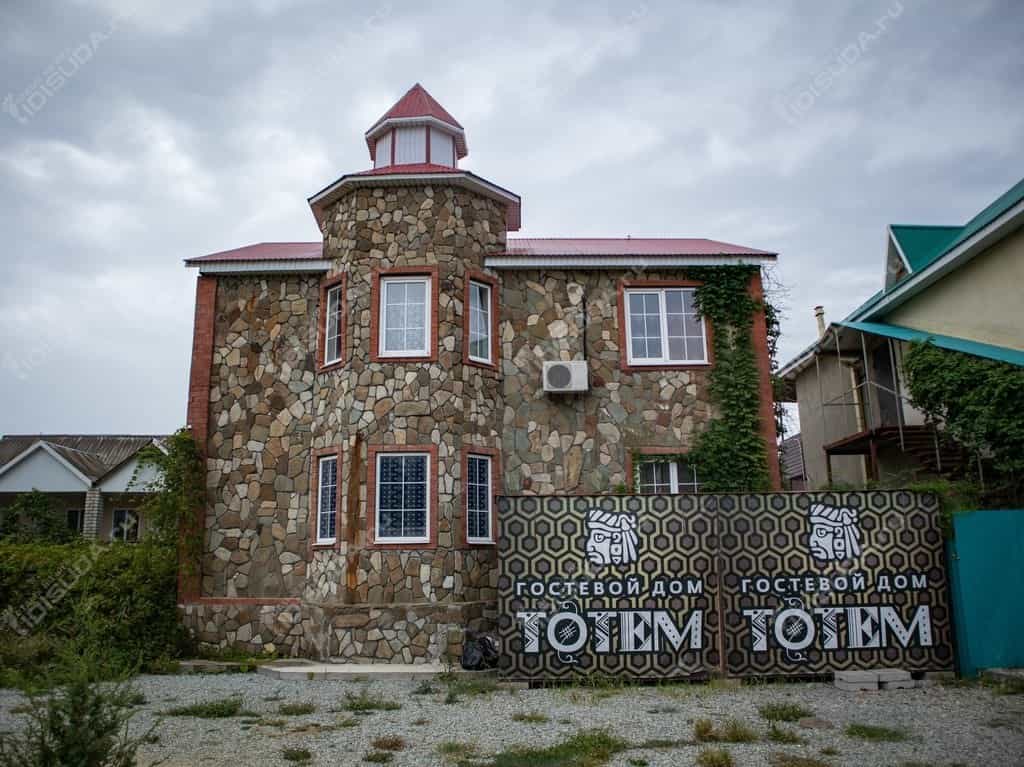 Гостевой дом Тотем в Джубге, ворота, главный вид