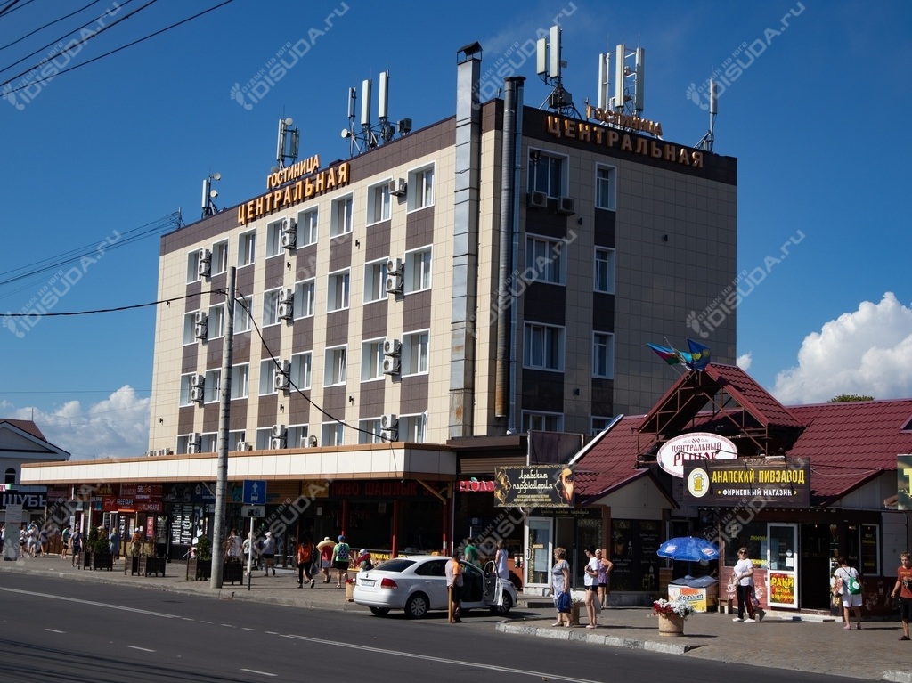 вид с улицы на гостиницу Центральную в Анапе, проезжая часть, туристы, тротуар, автомобили, магазинчики