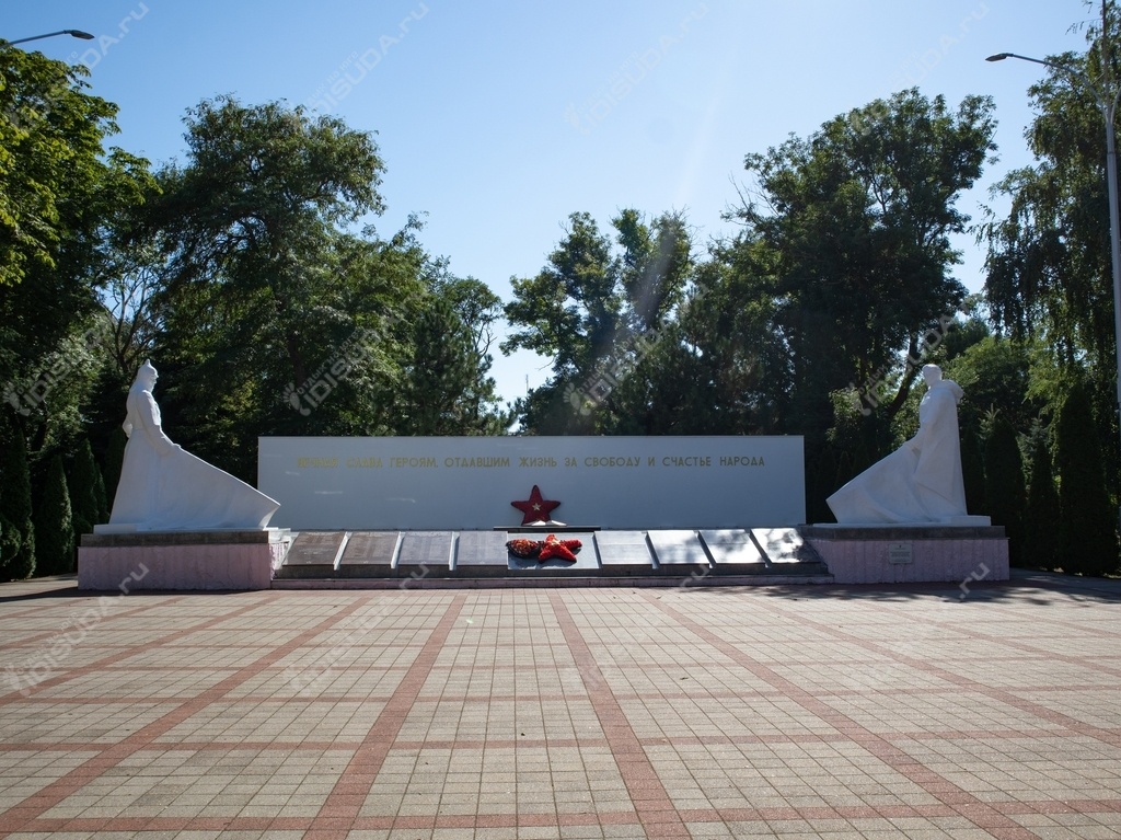 памятная стена воинской славы, деревья, памятные надписи, скульптуры, памятники в Анапе