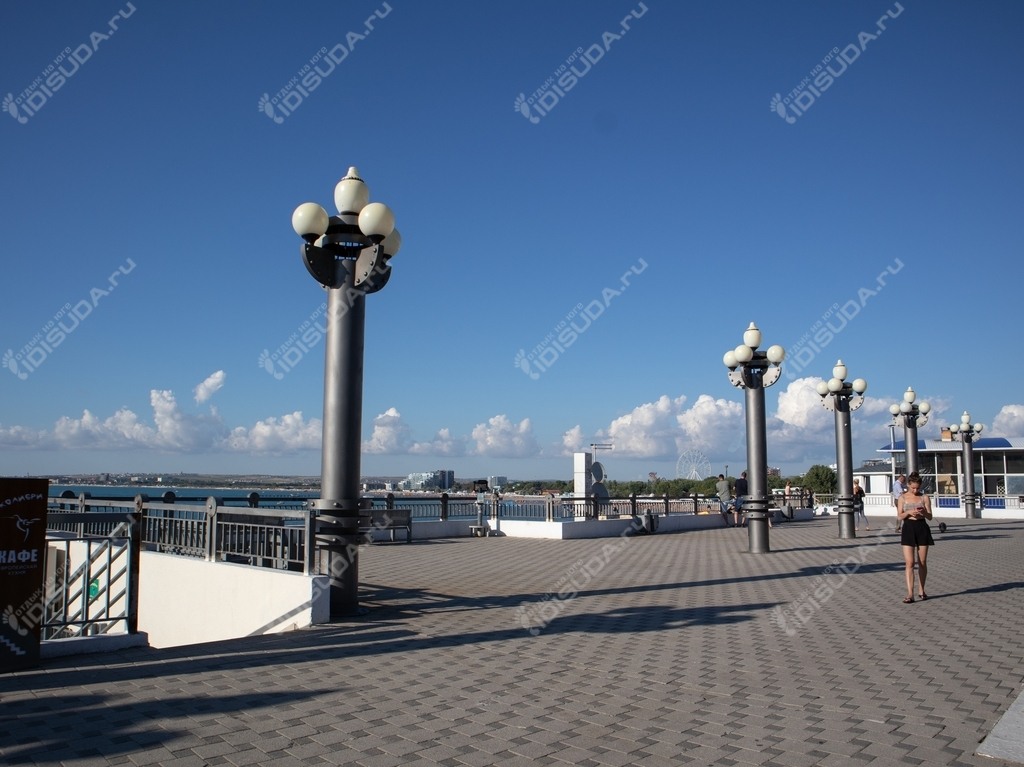 центральная набережная, море, фонари, девушка, облака в Анапе
